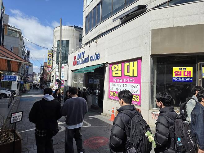 3일 정오께 동구 조선대학교 대학로 중앙에 큼지막한 임대 현수막이 내걸려 있었다. /임지섭 기자 ljs@namdonews.com