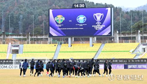 아시아챔피언스리그 엘리트 경기를 앞두고 있는 강원FC가 2일 춘천송암스포츠타운 주경기장에서 미디어 공개 훈련을 하고 있다. 오는 3일 이곳에서 강원FC는 마치다 젤비아와 경기를 치른다. 임도혁기자