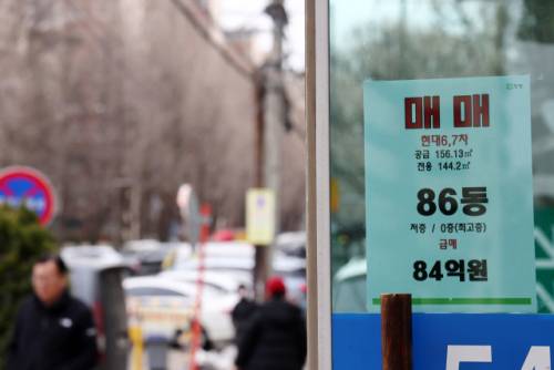 정부의 잇따른 부동산 대책에 소비자들의 집값 상승 기대가 3년 7개월 만에 가장 큰 폭으로 떨어졌다. 한국은행이 24일 발표한