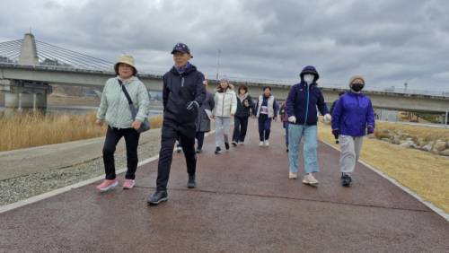 ◇1일 3·1절 107주년 기념 제27회 양양군민건강걷기대회가 양양남대천 일대에서 열린 가운데 참가자들이 코스를 걷고 있다. 양양=김보경기자