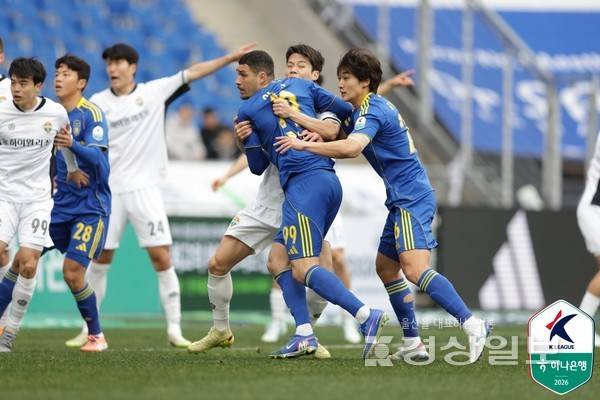 강원과 개막전에서 자리 싸움하는 울산 야고(가운데). 한국프로축구연맹 제공