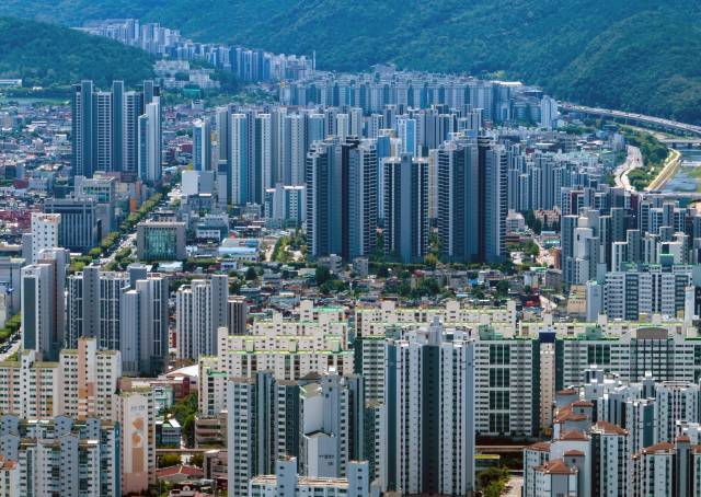 아파트·전세 상승과 미분양 감소가 맞물리며 대구 주택시장이 유형별 차별화 속 제한적 회복 국면에 진입했다는 평가가 나온다. 대구 상공에서 바라본 수성구 아파트 모습. 매일신문DB