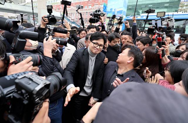 한동훈 국민의힘 전 대표가 지난달 27일 오후 대구 서문시장에 도착하고 있다. 연합뉴스