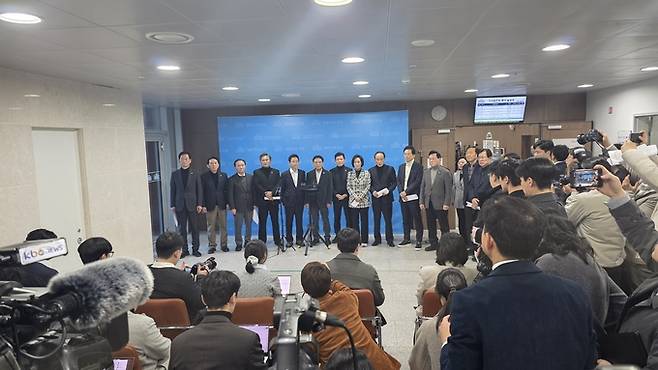 ▲ 3일 국회에서 이철우 경북지사와 대구·경북 지자체장, 광역의회 의장, 국회의원들이 '대구·경북 행정통합법 특별법'의 신속한 처리를 촉구하는 기자회견을 열고 있다. 황재승 기자