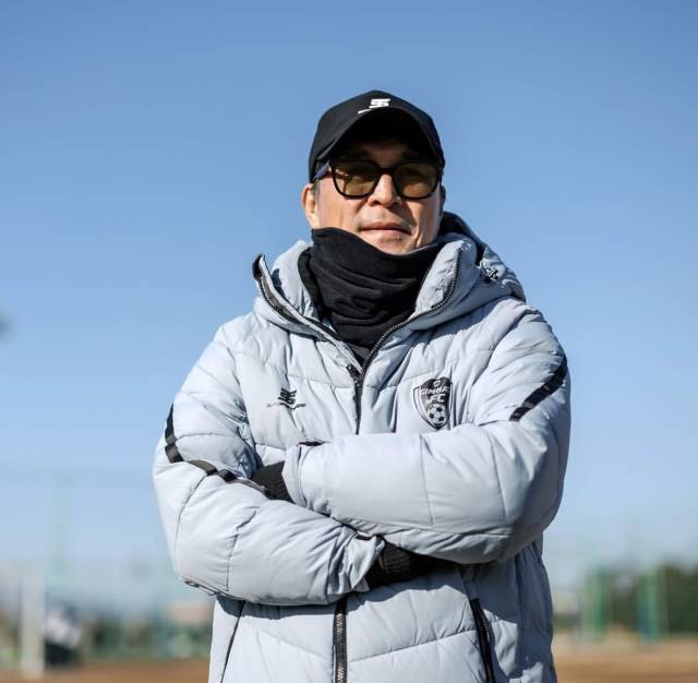 지난 2월 남해 전지훈련지에서 김해FC2008 손현준 감독이 선수단 훈련을 지켜보고 있다./김해FC2008/