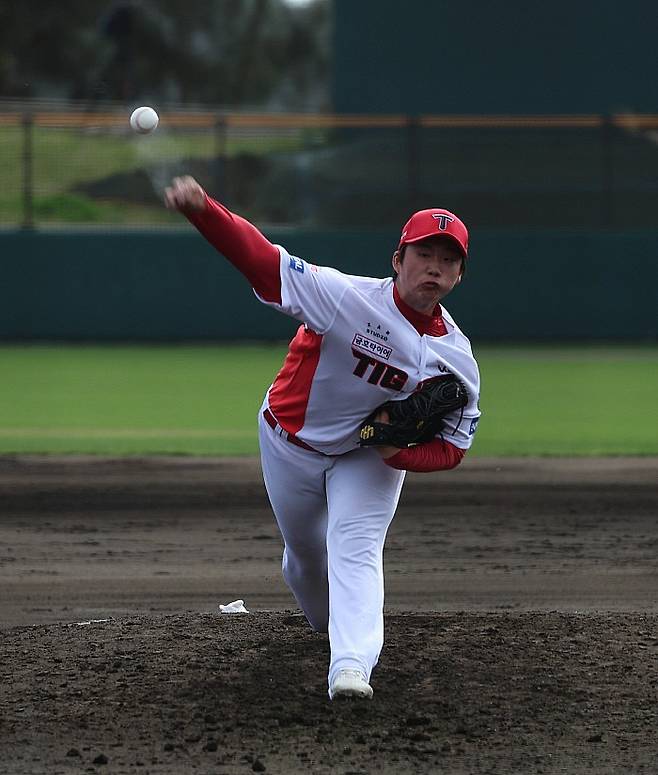 2일 삼성과의 연습경기에서 투구 중인 김현수. KIA구단 제공