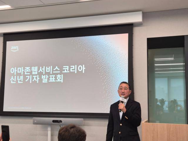 함기호 AWS코리아 대표가 3일 서울 역삼동 AWS코리아 오피스에서 열린 신년 기자간담회에서 발표를 하고있다.[사진=백서현 기자]