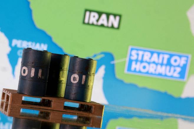 오일 배럴 3D 프린트 너머로 호르무즈 해협 지도가 보인다. (로이터연합뉴스)