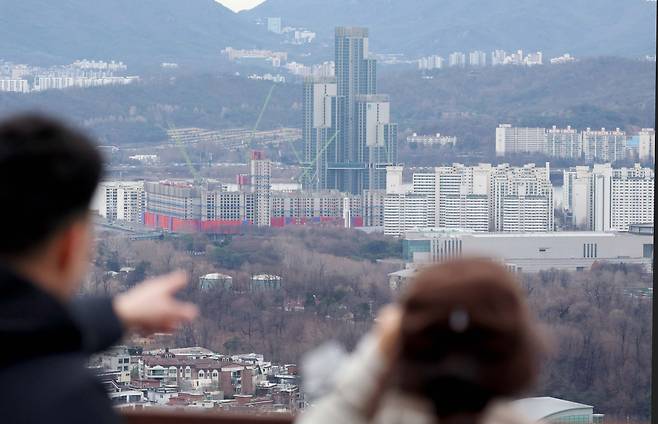 서울 남산에서 바라본 건설중인 아파트 단지와 기존 단지. 신태현 기자 holjjak@