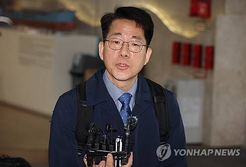 질의에 답하는 황종우 해수부 장관 후보자(부산=연합뉴스) 강선배 기자 = 황종우 해수부 장관 후보자가 3일 오전 부산 중구 부산항만공사에 출근해 질의에 답변하고 있다. 2026.3.3 sbkang@yna.co.kr