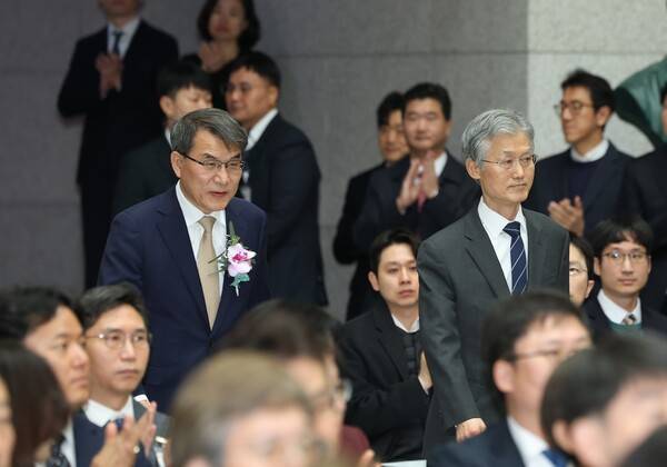 조희대 대법원장이&nbsp;3일 서초동 대법원에서 열린 노태악 대법관 퇴임식에 참석하기 위해 노 대법관과 함께&nbsp; 입장하고 있다. 2026.3.3 연합뉴스