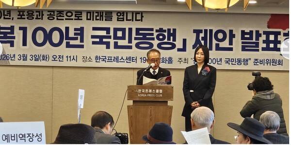 제안서를 낭독하는 고희범 전 한겨레신문사 사장과 정영순 대한고려인협회 회장, 인천대 외래 교수. 2026.3.3.