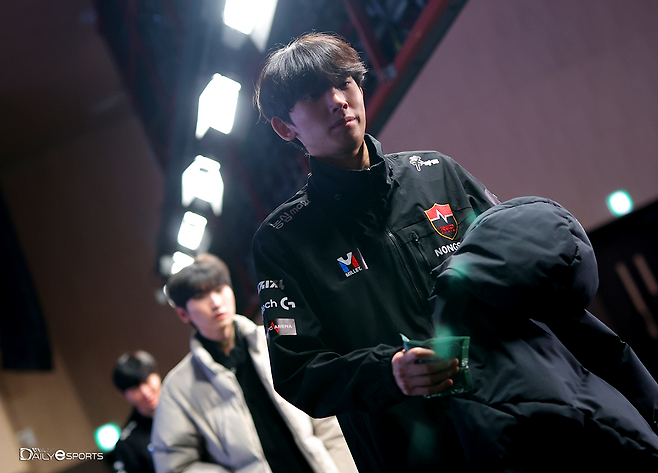 초반부터 힘으로 상대를 압도한 농심이 첫 세트를 승리했다.