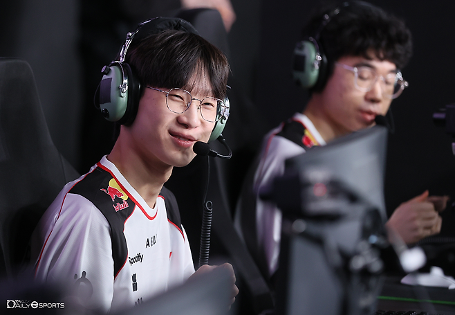 T1이 키아나의 활약에 힘입어 첫 세트 포인트를 획득했다.