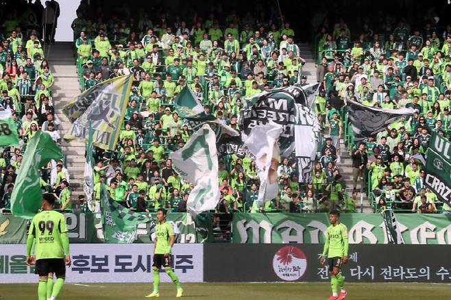 1일 전북 전주월드컵경기장에서 열린 하나은행 K리그1 2026 1라운드 전북 현대와 부천 FC의 경기. 관중석이 가득 차 있다. 사진=연합뉴스