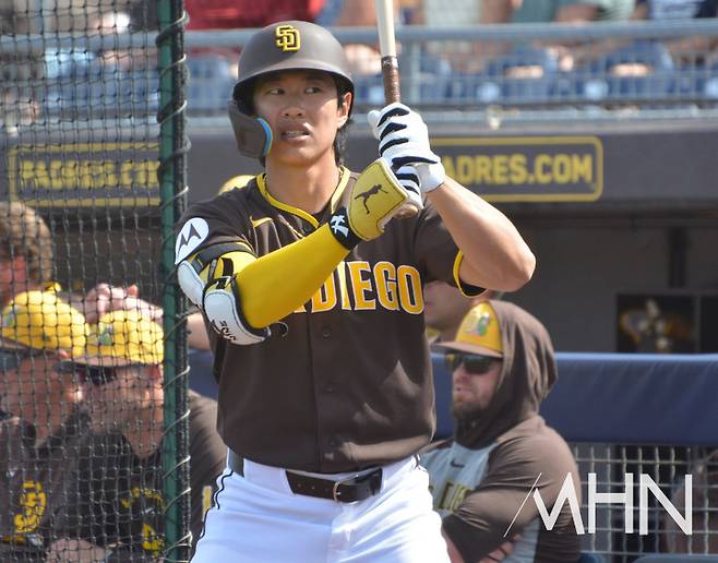 (송성문이 3일(한국시간) 스프링캠프 경기 중 대기타석에서 자신의 차례를 기다리고 있다)