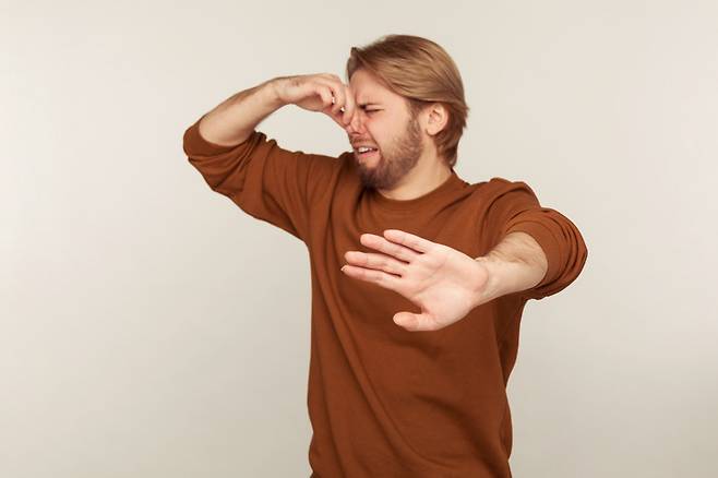 누군가 방귀를 뀌면 지독한 냄새에 얼굴을 찌푸리면서도, 정작 자신의 방귀 냄새는 참을 만 하게 느껴진다. 사진=게티이미지뱅크