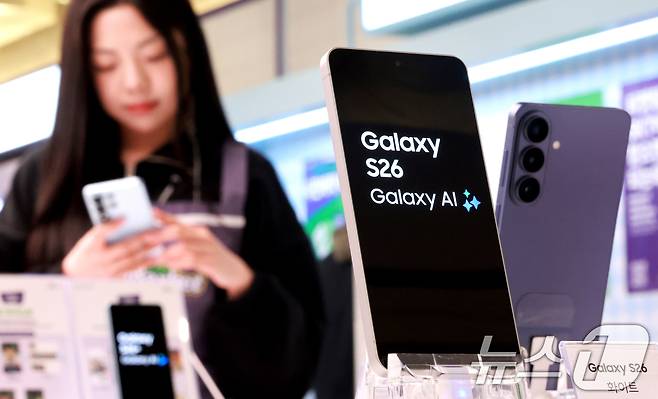갤럭시 S26 사전예약이 시작된 27일 서울 성동구 T팩토리에서 열린 ‘SKT S26 마켓 팝업스토어'에서 시민이 갤럭시 S26 시리즈를 살펴보고 있다. 2026.2.27 ⓒ 뉴스1 이호윤 기자