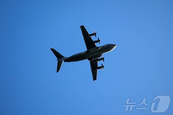 키프로스 주둔 영국 아크로티리 공군 기지 상공의 항공기.2026.03.02 ⓒ 로이터=뉴스1