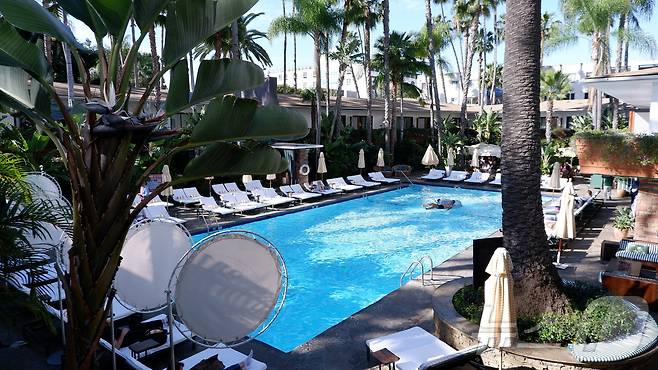 할리우드루즈벨트의 상징적인 수영장인 '트로피카나 풀'ⓒ 뉴스1 윤슬빈 관광전문기자
