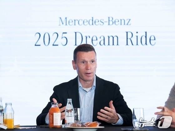 마티아스 바이틀 메르세데스-벤츠 코리아 대표가 지난해 6월 제주 '엠버 퓨어힐 호텔 앤드 리조트'에서 미디어를 대상으로 개최한 '2025 벤츠 드림 라이드' 시승 행사에서 기자들의 질문에 답변하는 모습(자료사진. 메르세데스-벤츠 코리아 제공). 2025.06.23.