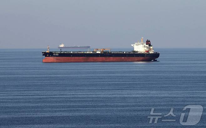 한 유조선이 호르무즈 해협을 통과하고 있다(2018년 12월 21일 촬영). ⓒ 로이터=뉴스1