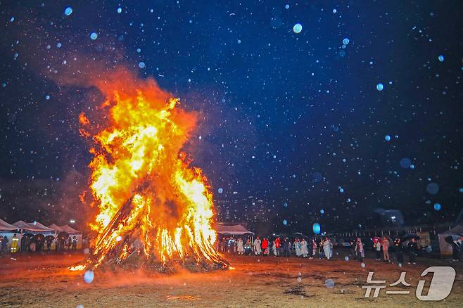 정월대보름 달집태우기 모습(당진시 제공. 재판매 및 DB금지)2026.3.3/뉴스1
