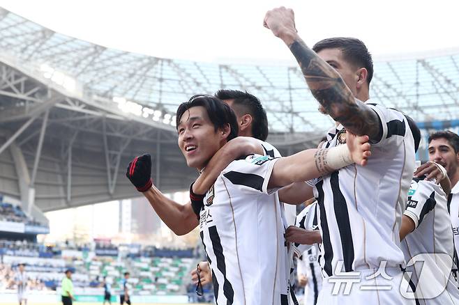 28일 오후 인천시 중구 인천축구전용경기장에서 열린 하나은행 K리그1 2026 공식 개막전 인천 유나이티드와 FC서울의 경기 후반전에서 FC서울 송민규가 선제골을 넣은 뒤 동료들과 기뻐하고 있다. 2026.2.28 ⓒ 뉴스1 김민지 기자