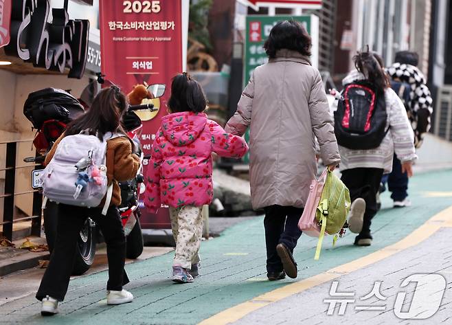 서울의 한 초등학교에서 학생들이 등교하고 있다.  2025.11.20 ⓒ 뉴스1 구윤성 기자