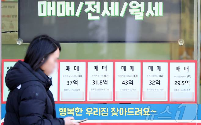 서울 송파구의 한 부동산에 인근 아파트 월세·전세·매매 매물 안내문. ⓒ 뉴스1 김진환 기자