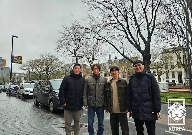 네덜란드에서 활약하는 황인범(오른쪽에서 두 번째)을 만난 대표팀 코칭스태프. (KFA 제공)