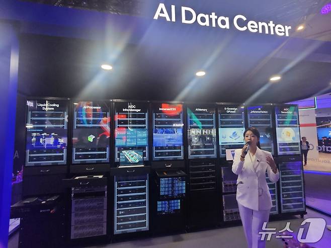 MWC26 SK텔레콤 전시관에 위치한 'AI DC 서버룸'