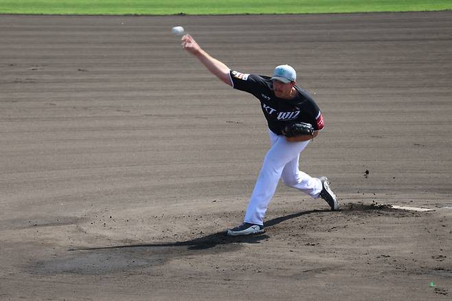 KT 새 외국인 투수 맷 사우어가 2일 한화와 평가전에서 역투하고 있다. 사진 | KT 위즈