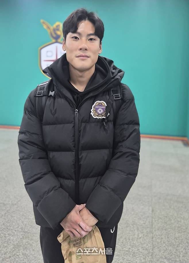 안양 최건주가 2일 대전전이 끝난 뒤 포즈를 취하고 있다. 사진 | 대전=박준범기자