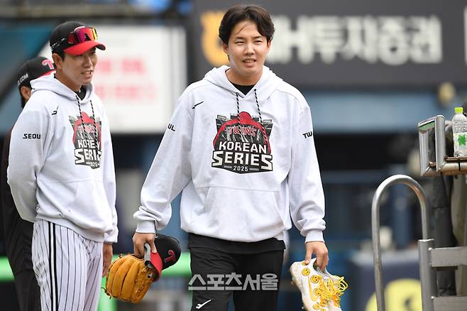 LG 임찬규가 26일 잠실구장에서 열리는 2025 KBO리그 한화와 한국시리즈 1차전에 앞서 훈련을 위해 그라운드로 나서고 있다. 잠실 | 박진업 기자 upandup@sportsseoul.com