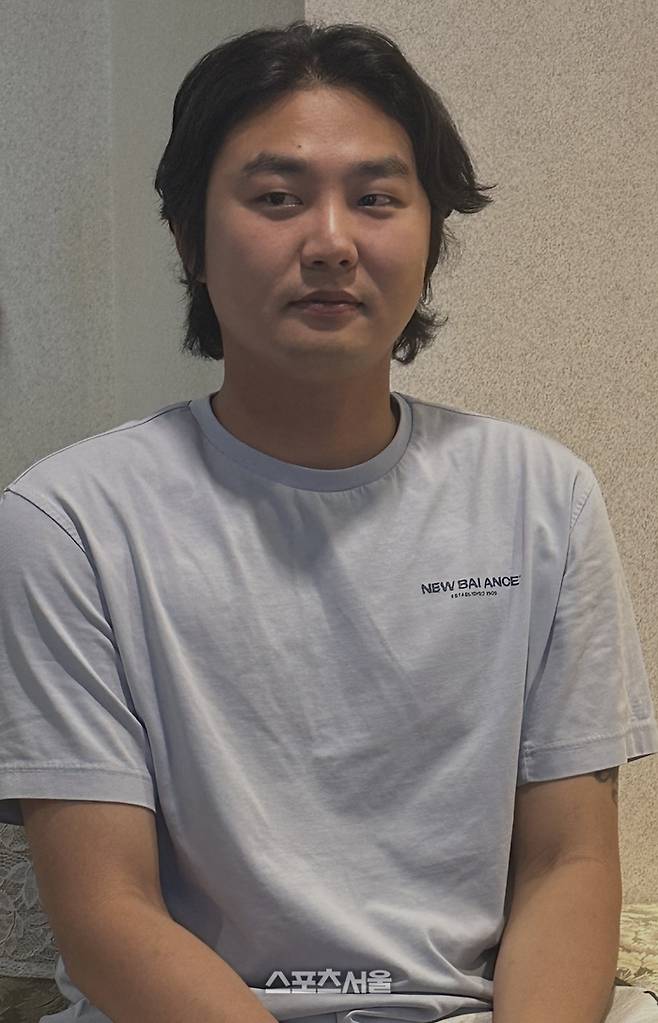 롯데 정철원이 일본 미야자키에서 취재진의 인터뷰에 응하고 있다. 미야자키 | 이소영 기자 sshong@sportsseoul.com