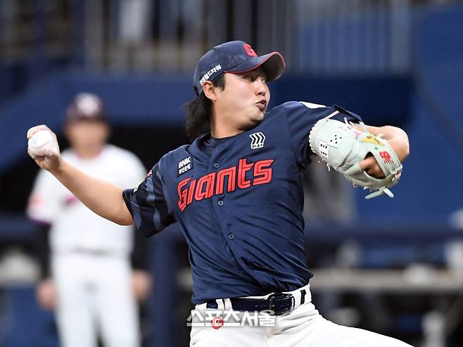 롯데 정철원이 1일 서울 고척스카이돔에서 열린 2025 KBO리그 키움과 경기 8회말 등판해 힘차게 공을 던지고 있다. 고척 | 박진업 기자 upandup@sportsseoul.com