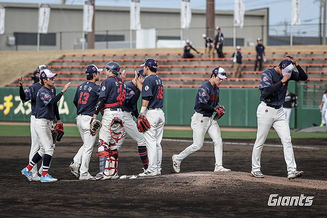 롯데 선수단이 1일 일본 미야자키 미야코노조 구장에서 열린 지바롯데와 평가전에서 승리한 후 하이파이브를 나누고 있다. 사진 | 롯데 자이언츠