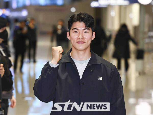 LA다저스 김혜성이 14일 인천 중구 인천국제공항을 통해 출국 전 화이팅 하고 있다. 사진┃뉴시스