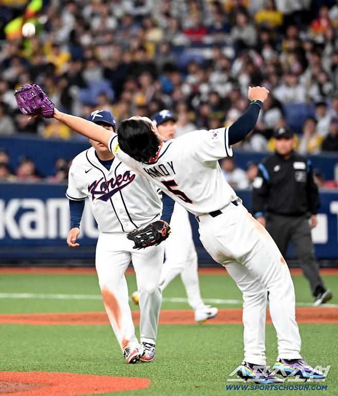 타구를 향해 글러브를 뻗는 김도영,