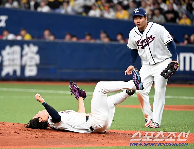 마운드에 뒷통수를 부딪히는 김도영