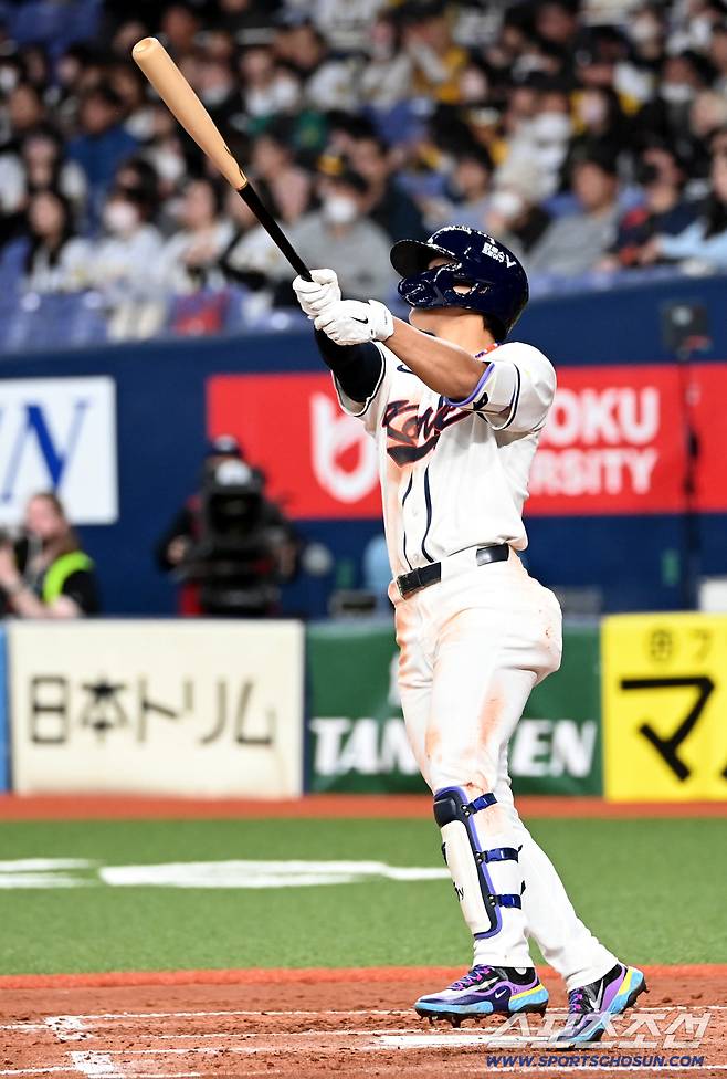 5회초 1사 한국 김도영이 동점 솔로홈런을 치고 있다.