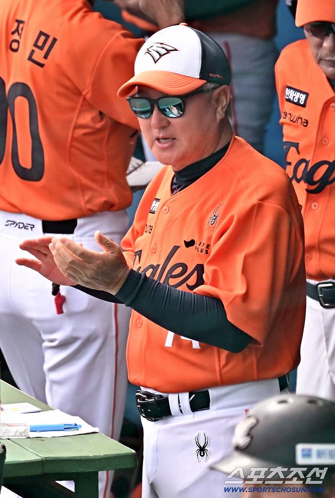 22일 일본 오키나와 니시자키 야구장에서 열린 한화 이글스와 지바 롯데의 연습경기. 10대0 뒤지고 있는 5회초 한화 김경문 감독이 선수들을 독려하고 있다. 오키나와(일본)=박재만 기자 pjm@sportschosun.com/2026.02.22/