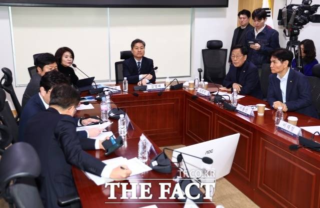 국회 외교통일위원회 여당 간사인 김영배 의원은 3일 국회에서 열린 '이란 사태 관련 더불어민주당·외교부' 당정 간담회 직후 기자들과 만나 "현재 호르무즈 해협에는 우리 수송선이나 원유, 상선 총 30여척이 주변에 있는 것으로 파악된다"고 밝혔다. /뉴시스