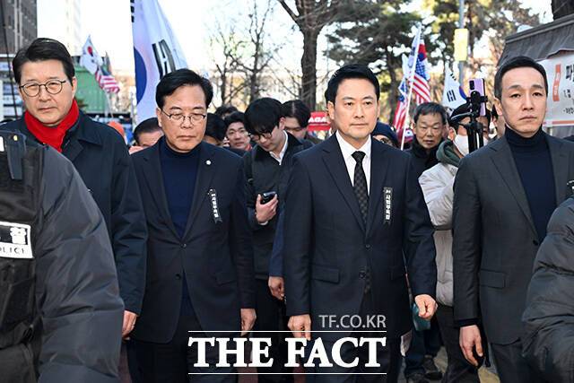 장동혁 국민의힘 대표와 송언석 원내대표 및 의원들이 3일 오후 서울 여의도 국회에서 사법독립 헌정수호를 위한 대국민 호소 국민대장정 규탄대회를 마친 뒤 청와대로 도보행진을 하고 있다. /남용희 기자