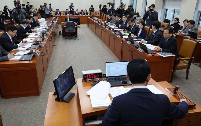 김상훈 위원장이 지난달 24일 국회에서 열린 대미투자특별법처리 전체회의에서 의사봉을 두드리고 있다. 연합뉴스