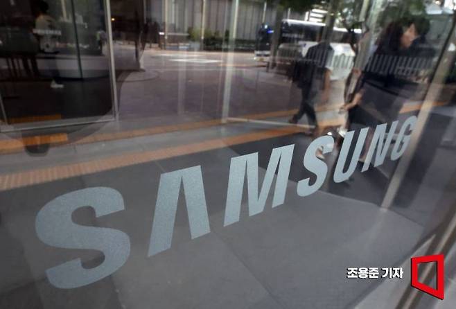 서울 삼성전자 서초사옥으로 직원들이 출근하고 있다.