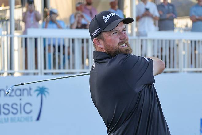 1일 미국 플로리다주 팜비치가든스 코그니전트 클래식 골프 대회 최종 라운드에서 셰인 로리가 17번 홀 티샷 시 공이 물속으로 날아가는 모습을 지켜보고 있다./ Imagn Images 연합뉴스