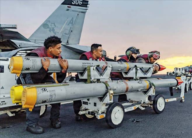 美항모서 무기 옮기는 장병들  미 해군 장병들이 지난달 28일 이란 인근 해역에 배치된 세계 최대 항공모함 제럴드 포드호 갑판 위에서 무기를 운반하고 있다./로이터 연합뉴스