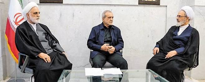 후계자 후보 아라피 등 임시 지도자위원회 3인 회의 2일 이란 수도 테헤란에서 열린 과도 지도자위원회 2차 회의에서 알리레자 아라피(오른쪽) 헌법수호위원과 마수드 페제시키안(가운데) 대통령, 골람 호세인 모흐세니 에제이 사법부 수장이 대화하고 있다. 최고지도자였던 알리 하메네이가 지난달 28일 사망한 이후 이란은 후임 선출에 속도를 내고 있다. /AFP 연합뉴스